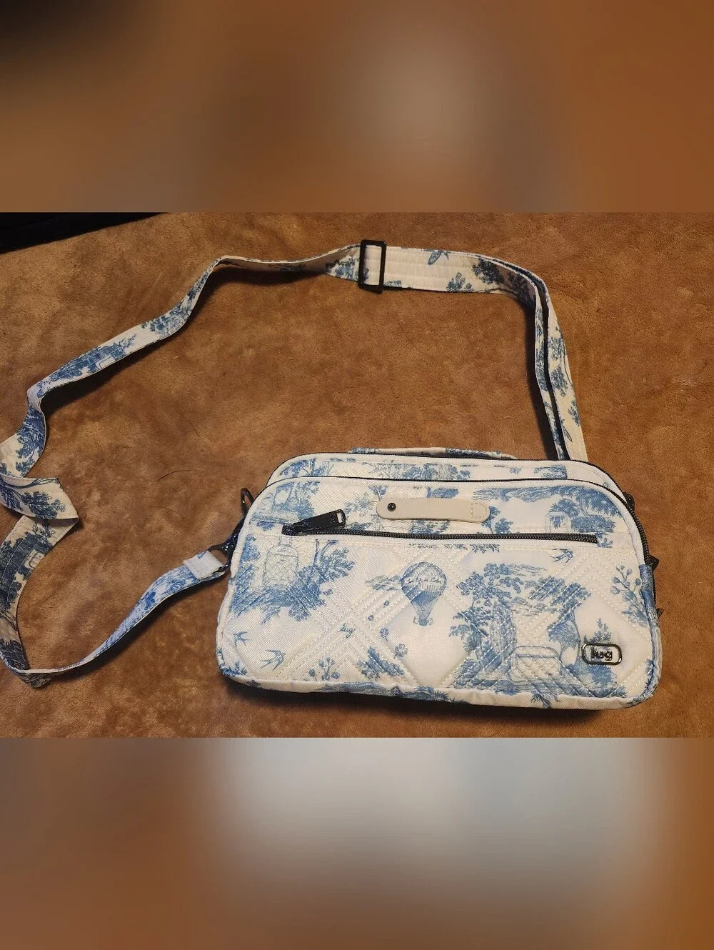 Lug Scoop SE Blue White Toile Quilted Crossbody Bag Multi Pocket Travel NWOT - Picture 1 of 14